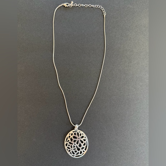 Unk Jewelry - Silver Pendant Necklace filigree